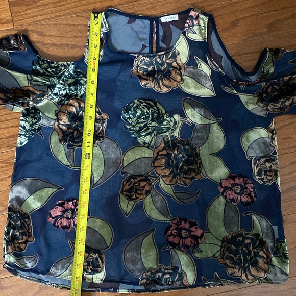 En Creme open shoulder blue velvet flowers over sheer blouse. Size medium - Picture 9 of 9